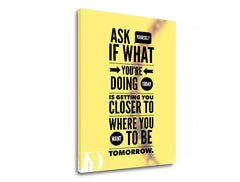 Модерна слика на платно со мотив Ask yourself, мотивациски цитат во црно-жолто нијанси, инспиративна атмосфера, внатрешен мир, погоден за канцеларија – производ