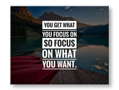 Модерна слика на платно со мотив You get what you focus, планини, езеро, пејзаж, мотивациски цитат во бело-сино нијанси, внатрешен мир и природа – главна
