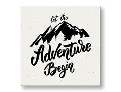 Арт деко слика на платно со мотив Let the adventure begin, планини, патнички мотив, мотивациски цитат во бело-сиво нијанси, погоден за дневна соба – главна