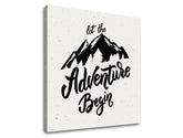 Арт деко слика на платно со мотив Let the adventure begin, планини, патнички мотив, мотивациски цитат во бело-сиво нијанси, погоден за дневна соба – производ