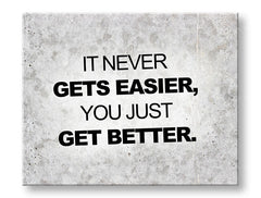 Модерна слика на платно со мотив Its never gets easier, мотивациски цитат, природа во сиво-црно нијанси, раст и развој, погоден за канцеларија – главна