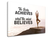 Модерна слика на платно со мотив The body achieves, океан, мотивациски цитат во црно нијанси, мирна атмосфера, внатрешен мир | Мотивациска слика за ѕид The body achieves_001 – производ