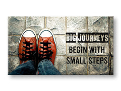 Модерна слика на платно со мотив Big journeys begin, мотивациски цитат, спортски мотив во бело-сиво нијанси, погоден за канцеларија | Мотивациска слика за ѕид Big journeys begin – главна