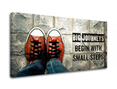 Модерна слика на платно со мотив Big journeys begin, мотивациски цитат, спортски мотив во бело-сиво нијанси, погоден за канцеларија | Мотивациска слика за ѕид Big journeys begin – производ