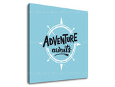 Модерна слика на платно со мотив Adventure awaits, патнички мотив, мапа, мотивациски цитат во бело-сино нијанси, инспиративна атмосфера – производ