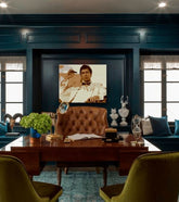 Поп арт слика на платно со мотив Tony Montana fajčiaci cigaru, природа во кафеаво нијанси, сила и моќ и криминална драма, погоден за канцеларија – главна