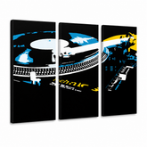 Рачно насликана ПОП-арт слика DJ со 3 дела DJ3 – 3D визуелизација на рачно сликана платно на бел фон. Доминантни бои: црна, сина, жолта, бела.