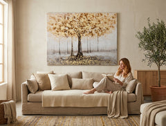Рачно насликана слика ДРВО, 120x90 cm, со беж, сиви и златни нијанси, елегантно поставена во модерен ентериер над софа.