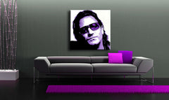 Рачно насликана слика на платно со мотив Bono-U2 во виолетово-црно нијанси, тајна и градски живот | Рачно насликана POP Art слика Bono-U2 – главна