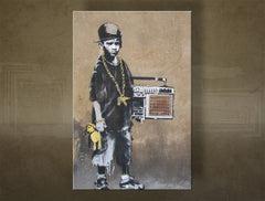 Во бохо стил слика на платно со мотив Street ART – Banksy, море и плажа во виолетово-сино нијанси, градски живот и детство, повеќеделна изведба – главна