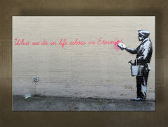 Класична слика на платно со мотив Street ART – Banksy, маж во одело, пејзаж, море и плажа во виолетово-сино нијанси, контемплативна атмосфера – главна