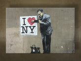 Класична слика на платно со мотив Street ART – Banksy, маж во одело, пејзаж, море и плажа во виолетово-сино нијанси, градски живот, повеќеделна изведба – главна
