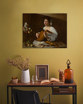 Во бохо стил слика на платно со мотив Michelangelo Caravaggio - Lutnista, цвеќиња, виолина, музички мотив, природа во бело-златно нијанси, погоден за кујна – главна