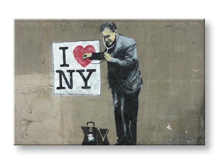 Модерна слика на платно со мотив Street ART – Banksy, маж во одело во сиво-црвено нијанси | Слика на платно Street ART – Banksy – главна