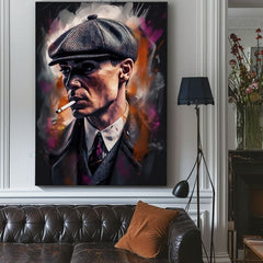 Рачно насликана слика на платно со мотив Tommy Shelby: Крал ulíc, цигара во сиво-црно нијанси | Слика Tommy Shelby: Крал ulíc – производ