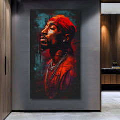 Рачно насликана слика на платно со мотив Tupac Shakur - Ikona za mikrofónom во црвено-црно нијанси, интензивна атмосфера | Слика Tupac Shakur - Ikona za mikrofónom – производ