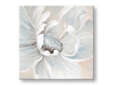 Рачно насликана слика на платно со мотив цвет, цвеќиња, природа во бело-беж нијанси, мирна атмосфера, природа и раст и развој, погоден за спална соба – главна