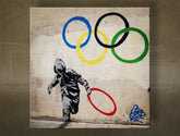 Во бохо стил слика на платно со мотив Street ART – Banksy во повеќебојн нијанси, урбана атмосфера, детство и градски живот, погоден за канцеларија – главна