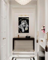 Рачно насликана слика на платно со мотив PREMIUM ART – Oddychujúci gepard во бело-златно нијанси, елегантна атмосфера, природа и луксузен впечаток – главна