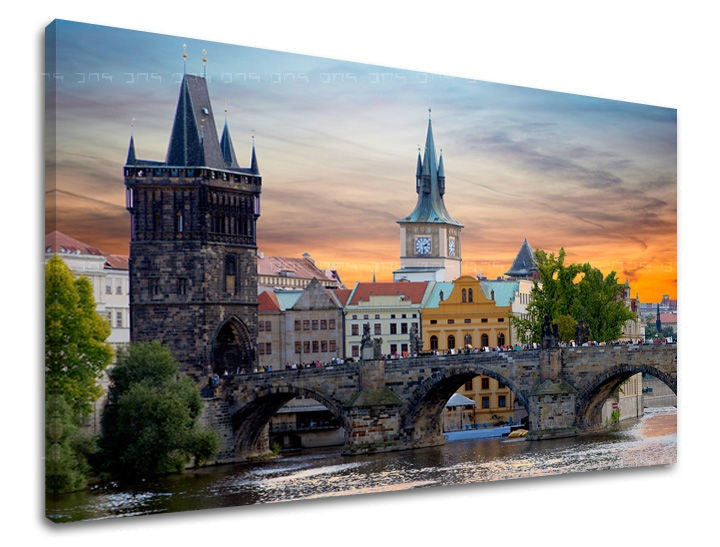 Класична слика на платно со мотив ГРАД PRAHA, Praha во бело-сино нијанси, романтична атмосфера, градски живот, погоден за канцеларија | Слика за ѕид ГРАД PRAHA – главна