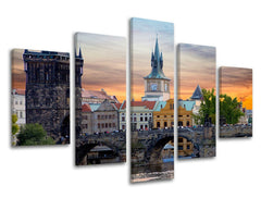 Класична слика на платно со мотив ГРАД PRAHA, Praha, архитектура во повеќебојн нијанси, мирна атмосфера, повеќеделна изведба, погоден за канцеларија – главна