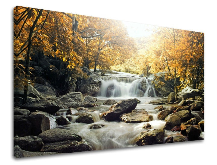 Класична слика на платно со мотив ВОДОПАДИ, водопад, река, дрвја, пејзаж во бело-кафеаво нијанси, мирна атмосфера, природа, погоден за спална соба – главна