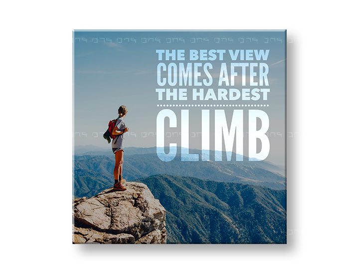 Модерна слика на платно со мотив The best view comes, небо, пејзаж, мотивациски цитат во бело-сино нијанси, охрабрувачка атмосфера, погоден за канцеларија – главна