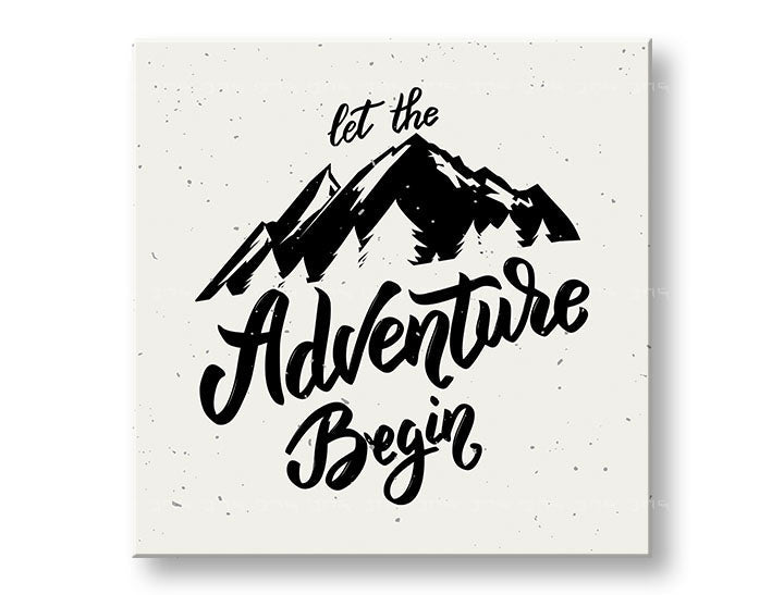 Арт деко слика на платно со мотив Let the adventure begin, планини, патнички мотив, мотивациски цитат во бело-сиво нијанси, погоден за дневна соба – главна