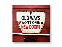 Винтиџ слика на платно со мотив Old ways, мотивациски цитат во бело-црвено нијанси, погоден за канцеларија | Мотивациска слика за ѕид Old ways_002 – главна