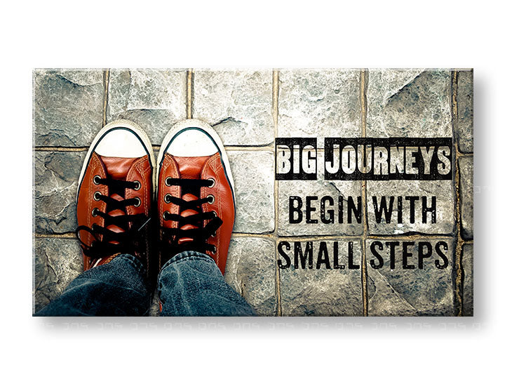 Модерна слика на платно со мотив Big journeys begin, мотивациски цитат, спортски мотив во бело-сиво нијанси, погоден за канцеларија | Мотивациска слика за ѕид Big journeys begin – главна