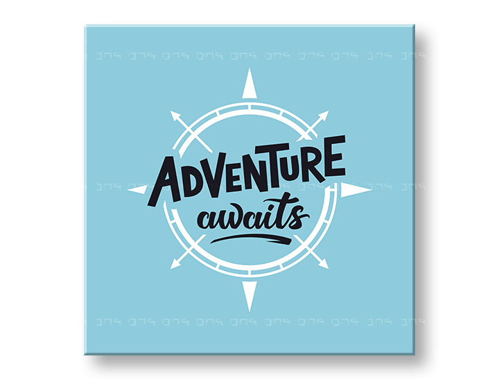 Модерна слика на платно со мотив Adventure awaits, патнички мотив, мапа, мотивациски цитат во бело-сино нијанси, инспиративна атмосфера – главна
