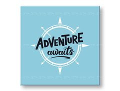 Модерна слика на платно со мотив Adventure awaits, патнички мотив, мапа, мотивациски цитат во бело-сино нијанси, инспиративна атмосфера – главна