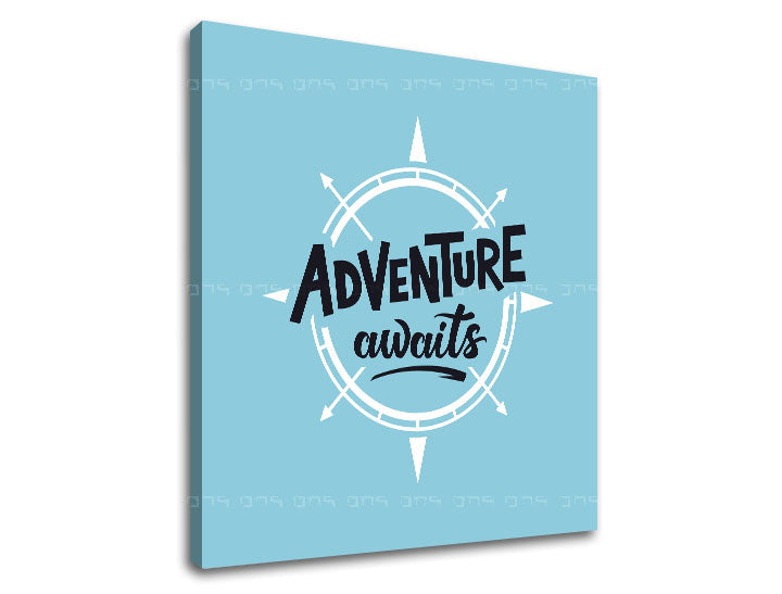 Модерна слика на платно со мотив Adventure awaits, патнички мотив, мапа, мотивациски цитат во бело-сино нијанси, инспиративна атмосфера – производ