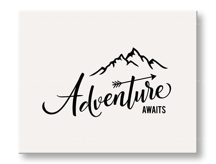 Модерна слика на платно со мотив Adventure awaits, планини, патнички мотив, мотивациски цитат, природа во бело-црно нијанси, погоден за дневна соба – главна