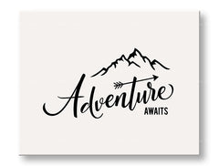 Модерна слика на платно со мотив Adventure awaits, планини, патнички мотив, мотивациски цитат, природа во бело-црно нијанси, погоден за дневна соба – главна