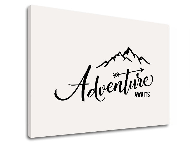 Модерна слика на платно со мотив Adventure awaits, планини, патнички мотив, мотивациски цитат, природа во бело-црно нијанси, погоден за дневна соба – производ