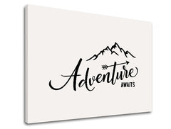 Модерна слика на платно со мотив Adventure awaits, планини, патнички мотив, мотивациски цитат, природа во бело-црно нијанси, погоден за дневна соба – производ