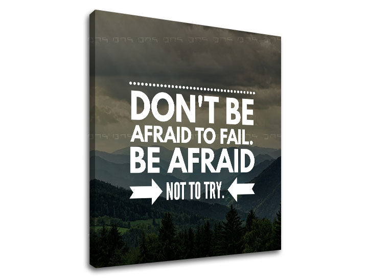 Модерна слика на платно со мотив Don´t be afraid, планини, шума, облаци, небо во бело-сиво нијанси, odvaha, погоден за канцеларија | Мотивациска слика за ѕид Don´t be afraid – производ