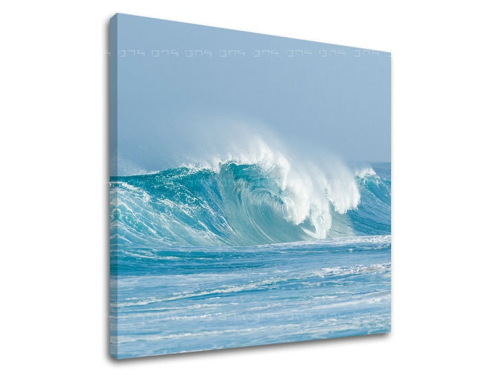 Во бохо стил слика на платно со мотив ПЛАЖА, небо, море и плажа во бело-сино нијанси, енергична атмосфера, приморски живот, погоден за дневна соба – главна