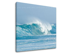 Во бохо стил слика на платно со мотив ПЛАЖА, небо, море и плажа во бело-сино нијанси, енергична атмосфера, приморски живот, погоден за дневна соба – главна