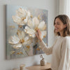 Цветен свет на платно Задоволство за вашите сетила 60x60 cm. Модерна декорација за ѕид, слика на платно за дневна соба, жена го разгледува делото во стилен светол ентериер. Papilora (XOBMDFL022E1).