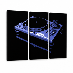 Рачно насликана ПОП-арт слика DJ 3 парчиња DJ6 – 3D визуелизација на рачно сликана платно на бел фон. Доминантни бои: црна, сина, бела.