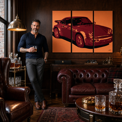 Рачно насликана поп-арт слика PORSCHE 911, 3 парчиња – слика во модерен машки ентериер, lifestyle визуелизација. Доминантни бои: портокалова, црвена, црна.