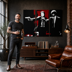 Рачно насликана ПОП-арт слика Pulp Fiction 3 парчиња pulp5 – слика во модерен машки ентериер, lifestyle визуелизација. Доминантни бои: црна, црвена, бела.