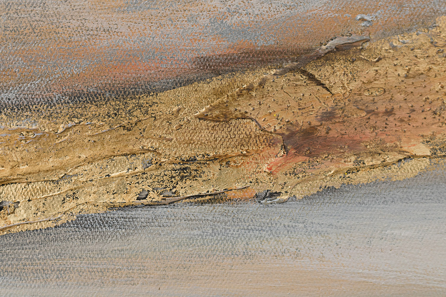 Детален приказ на текстурата на рачно сликаната слика „Небо“ 90×110 cm, со изразени златни метални потези.
