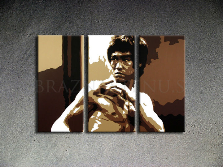 Рачно насликана слика на платно со мотив AL Bruce Lee во кафеаво-бело нијанси, интензивна атмосфера, сила и иконографија | Рачно насликана POP Art слика AL Bruce Lee – производ