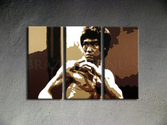 Рачно насликана слика на платно со мотив AL Bruce Lee во кафеаво-бело нијанси, интензивна атмосфера, сила и иконографија | Рачно насликана POP Art слика AL Bruce Lee – производ