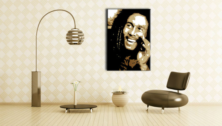 Рачно насликана слика на платно со мотив Bob Marley во црно-бело нијанси закачена во ентериер на дневна соба, радосна атмосфера | Рачно насликана POP Art слика Bob Marley – ентериер