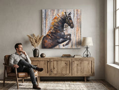 Модерна слика на платно со мотив КОЊ 75x75 cm, коњ во кафеаво нијанси закачена во ентериер на дневна соба, рустикална атмосфера, природа и сила | Насликана слика за ѕид КОЊ 75x75 cm – ентериер