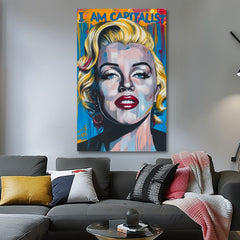 Модерна слика на платно со мотив Marilyn Monroe - Kapitalistický šarm во златно-црвено нијанси, смела атмосфера, слава | Слика Marilyn Monroe - Kapitalistický šarm – производ